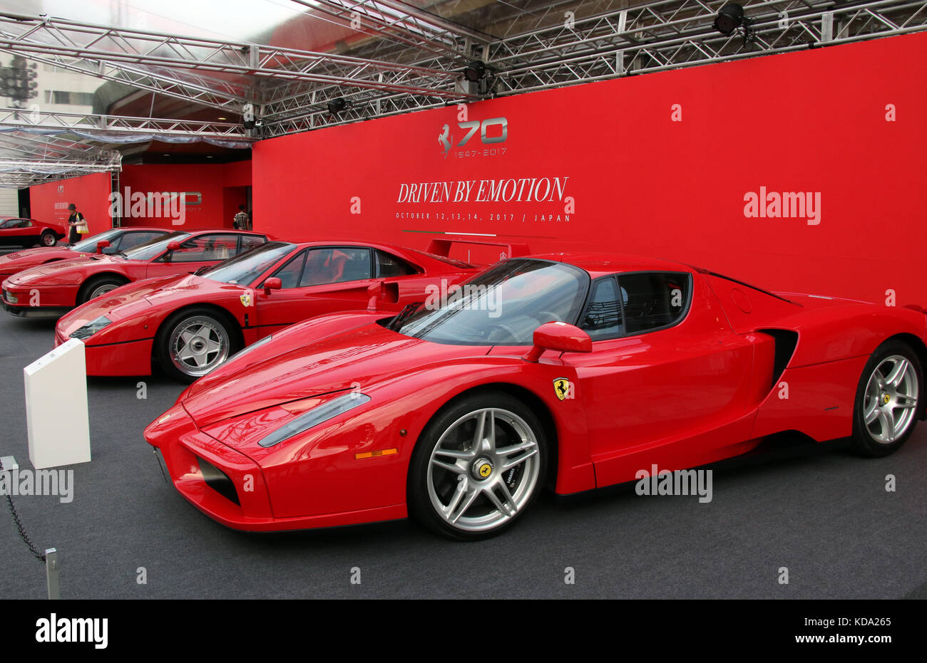 Tokio, Japón. 12th de Oct de 2017. Los legendarios coches deportivos de  Ferrari, fabricante italiano de automóviles deportivos, se exhiben en el  exterior del gynmasium de sumo Kokugikan de Tokio para celebrar