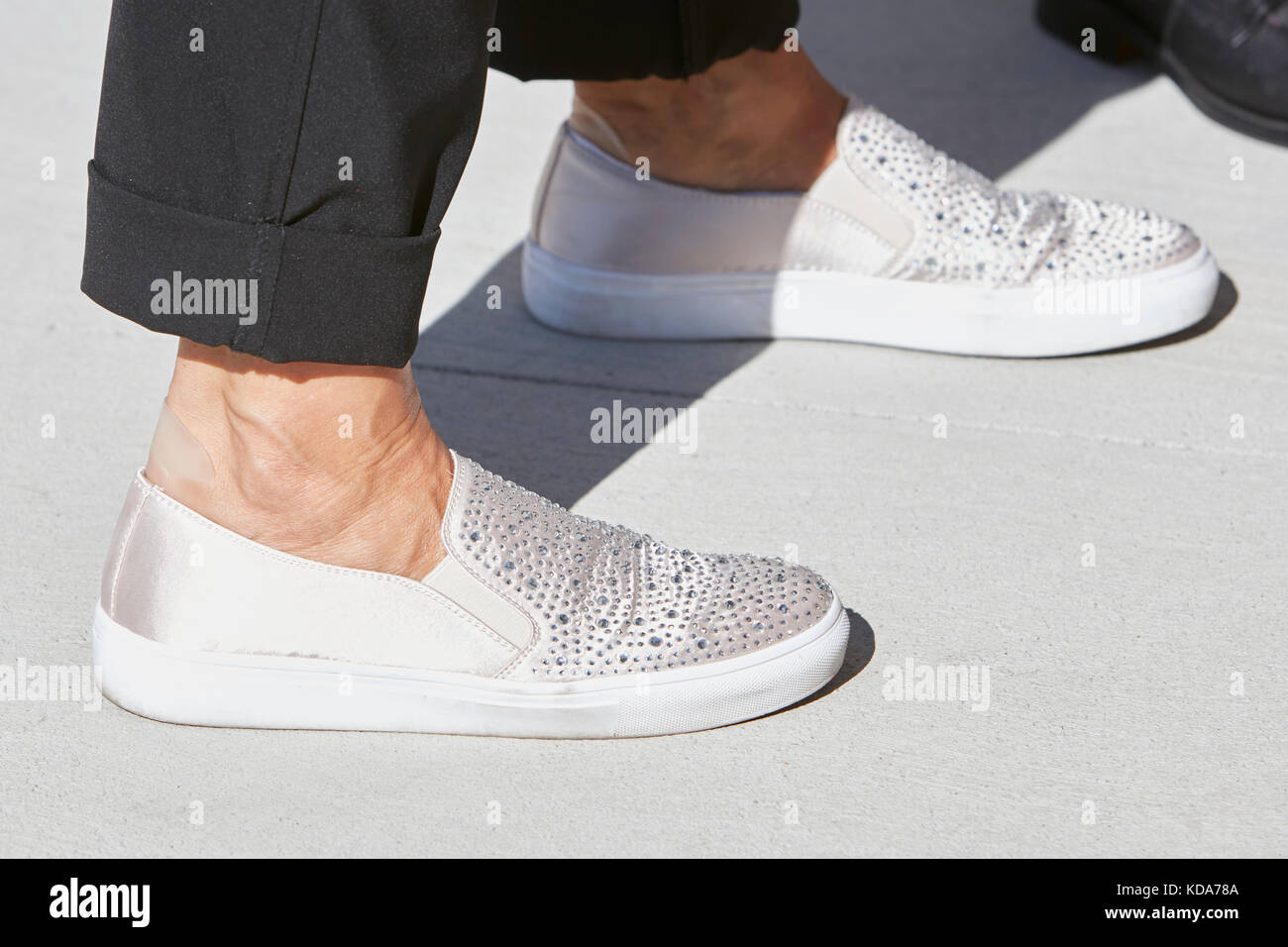 Milán - 20 de septiembre: hombre con zapatos blancos con brillo decoración  antes alberto zambelli Fashion Show, la semana de la moda de Milán street  style en septiembre Fotografía de stock - Alamy