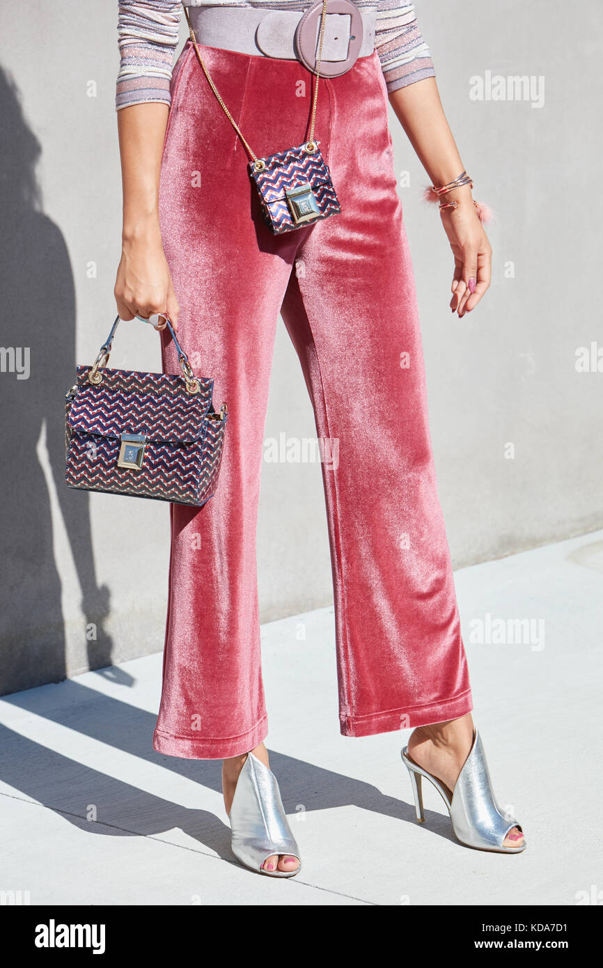 Encadenar Fangoso adolescente Milán - 20 de septiembre: mujer con pantalones de terciopelo rosa, plata  zapatos y patrizia pepe bolsa antes de Alberto zambelli Fashion Show, la  semana de la moda de Milán str Fotografía