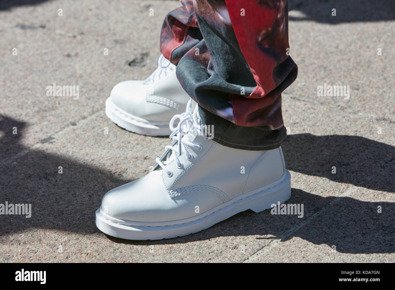 Milán - 20 de septiembre: el hombre blanco con botas de combate y pantalón  rojos antes de cristiano burani Fashion Show, la semana de la moda de Milán  street style en septiembre