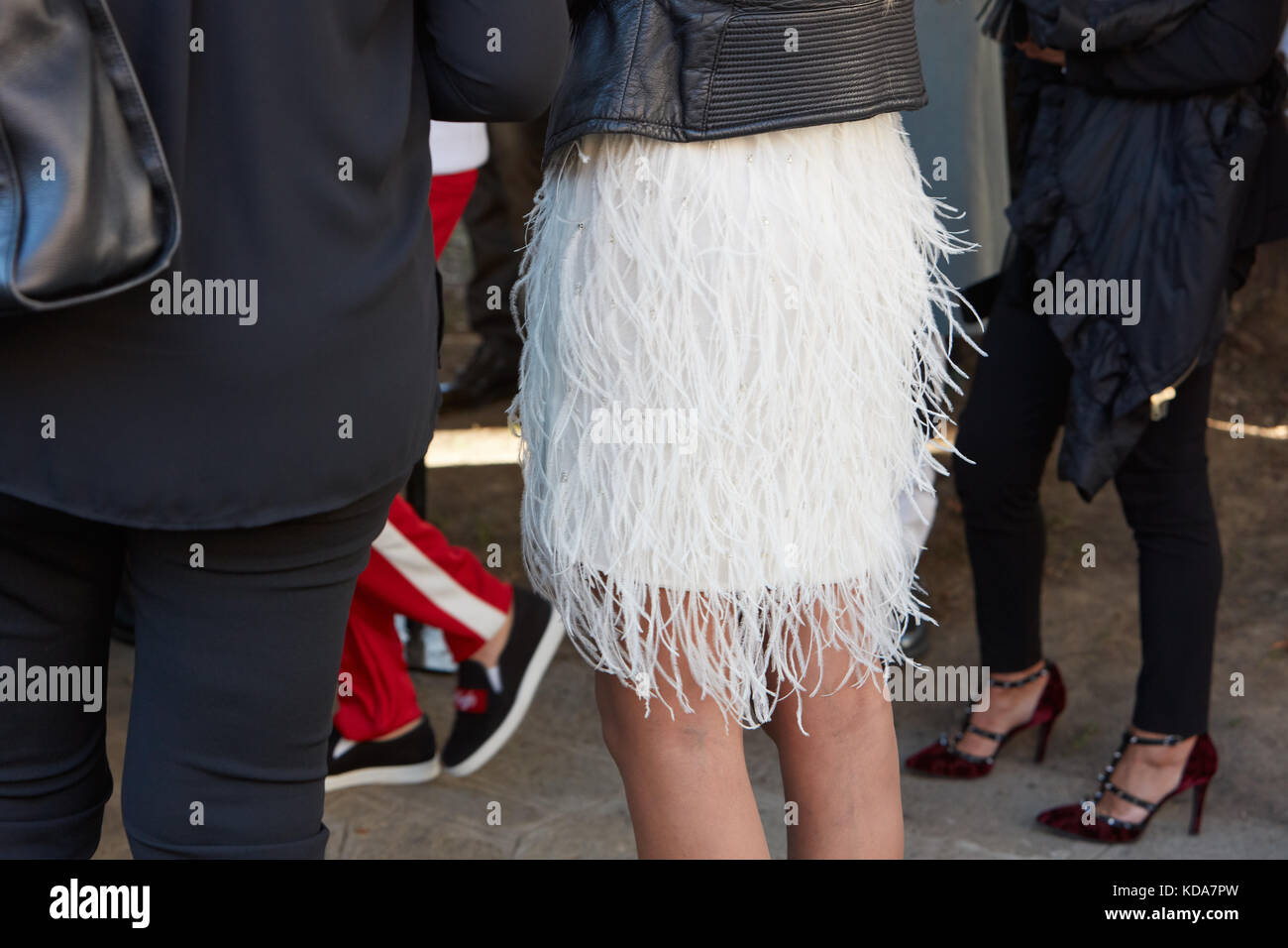 Milán - 20 de septiembre: mujer con falda plumas blancas antes de Alberta Ferretti, Street