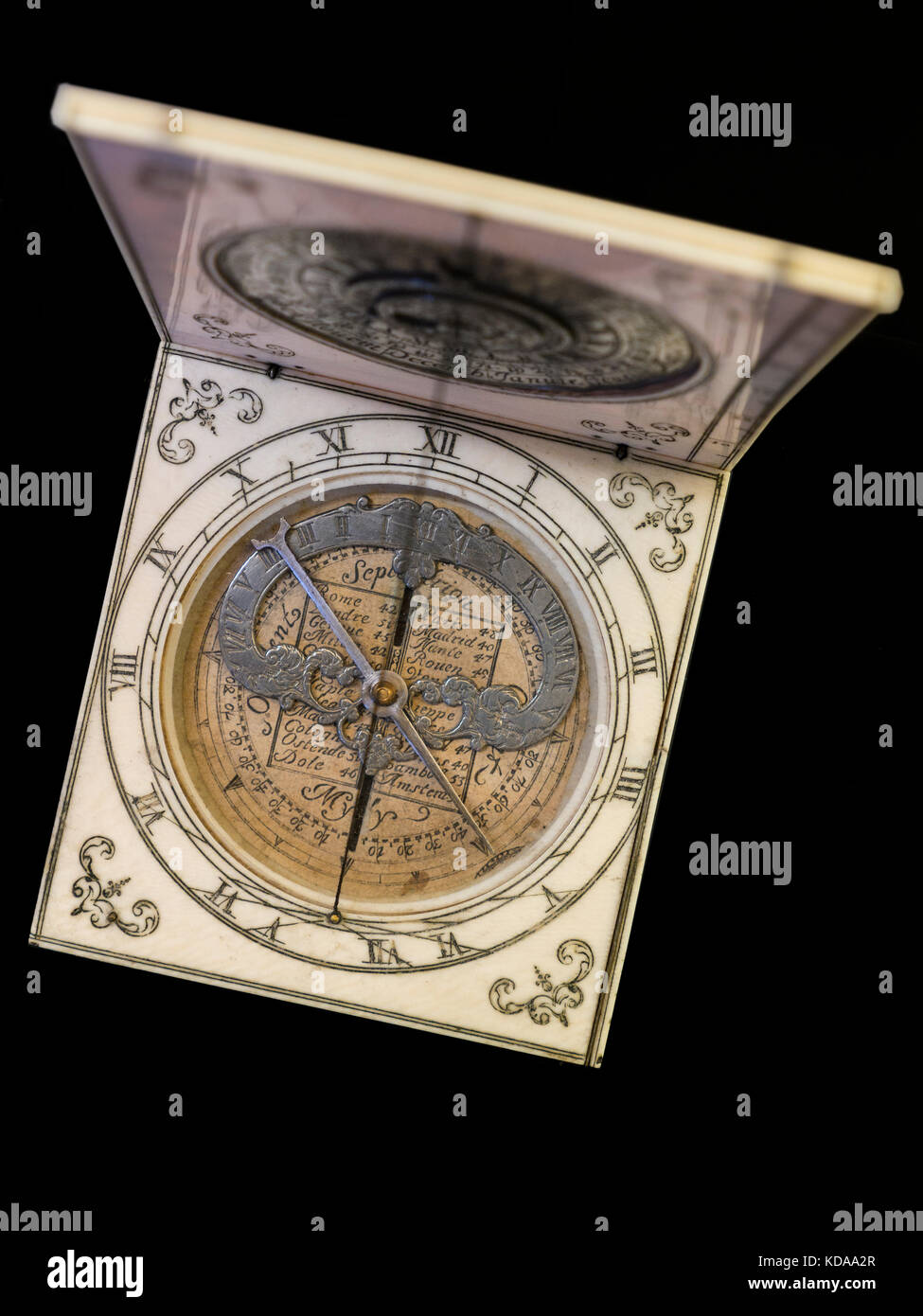 BRÚJULA DE MARFIL ‘CADRAN DE DIEPPE’ histórica clásica brújula de bolsillo de marfil portátil de 1670 hecha en Dieppe Francia por Gabriel Bloud Foto de stock