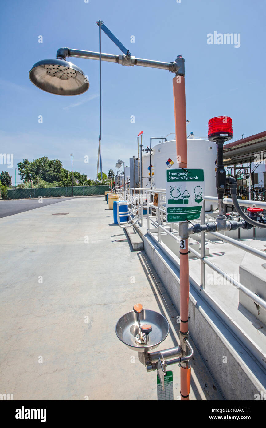 Atención de emergencia en la instalación de tratamiento avanzado de agua Leo J. Vander Lans. El Distrito de reabastecimiento de agua del Sur de California. Long Beach, CA Foto de stock