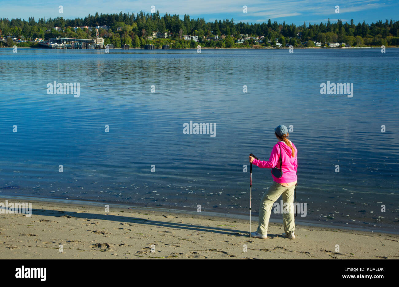 Caminante en la playa en Eagle Harbour, Pritchard Park, Bainbridge Island, Washington Foto de stock