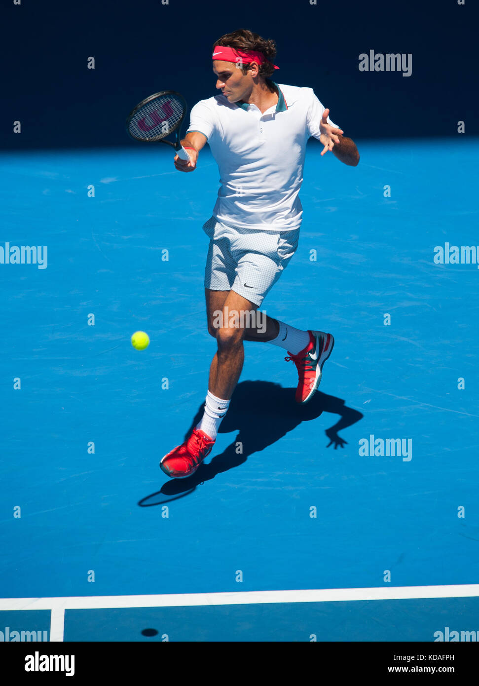 Roger Federer (SUI) en día 2 del Abierto de Australia juega como las temperaturas se elevaron a 43C, 109.4f . federer beat j. duckworth (AUS), 6-4, 6-4, 6-2 en la primera rou Foto de stock