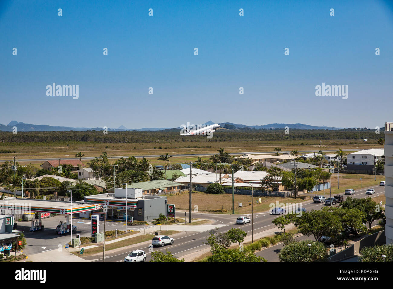 Un jet despega desde el aeropuerto Sunshine Coast en Marcoola, Sunshine Coast, Queensland, Australia Foto de stock