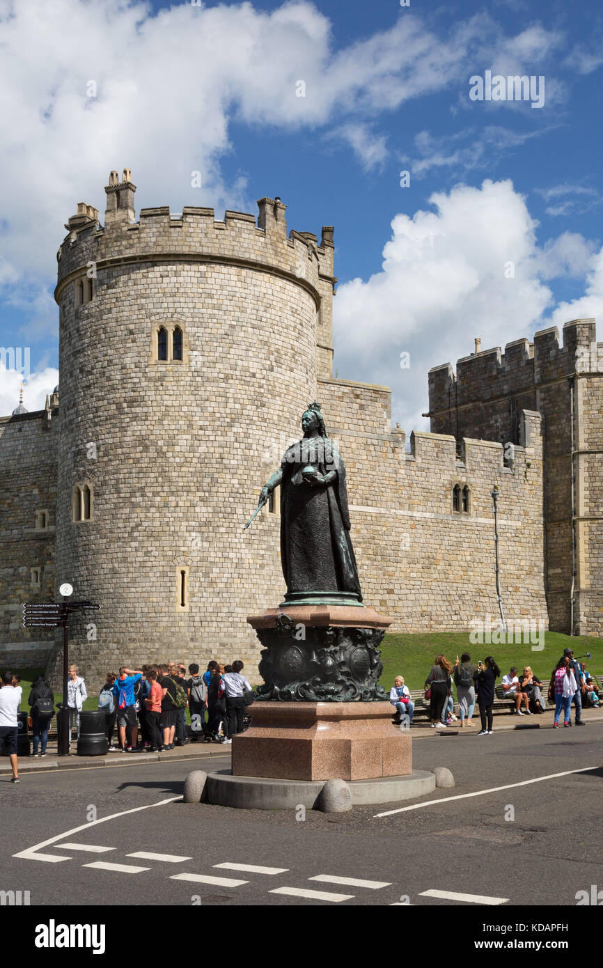 Castillo de Windsor y estatua de la Reina Victoria, Windsor, Berkshire Reino Unido Foto de stock