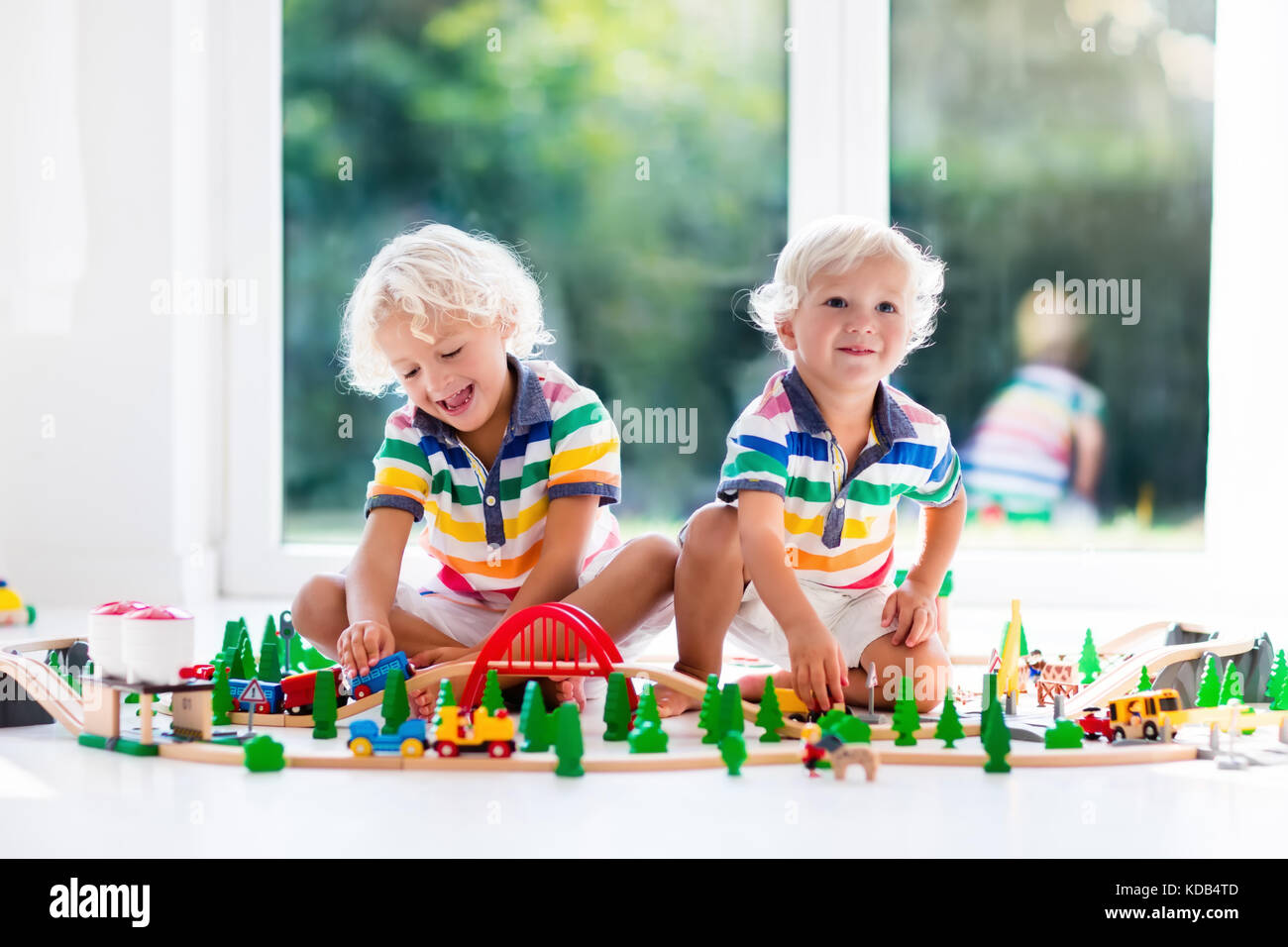 Los Niños Juegan Con El Tren De Juguete Niños Jugando Con Los Trenes De Madera Juguetes Para 