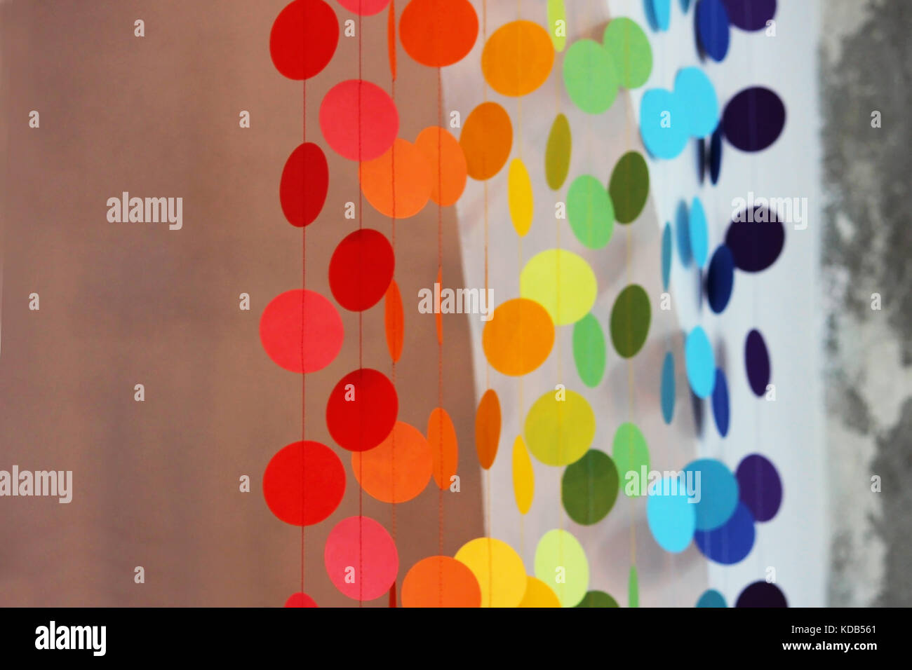 Cortina de círculos multicolores suspendidas en las roscas y acoplado a un  arco de yeso para interiores de diseño solución interior Fotografía de  stock - Alamy