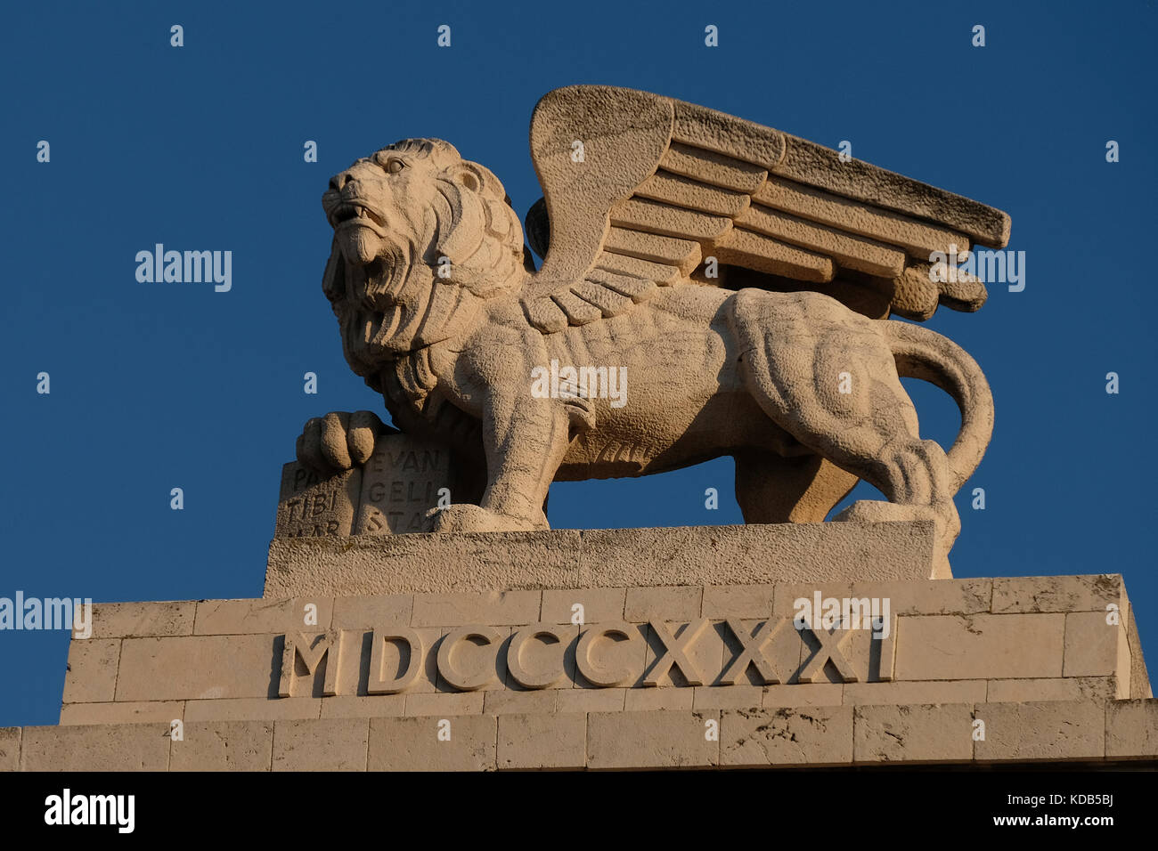 León Alado estatua en la parte superior del edificio Generali representando  el León de San Marcos, Patrono de Venecia, y el símbolo de la compañía de  seguros Generali en la calle Jaffa