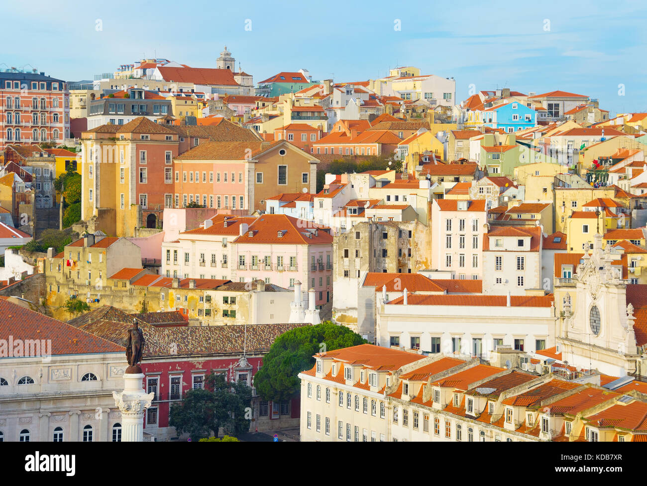 Vista de la vieja ciudad de Lisboa con el monumento del rey Pedro IV de Portugal. Foto de stock
