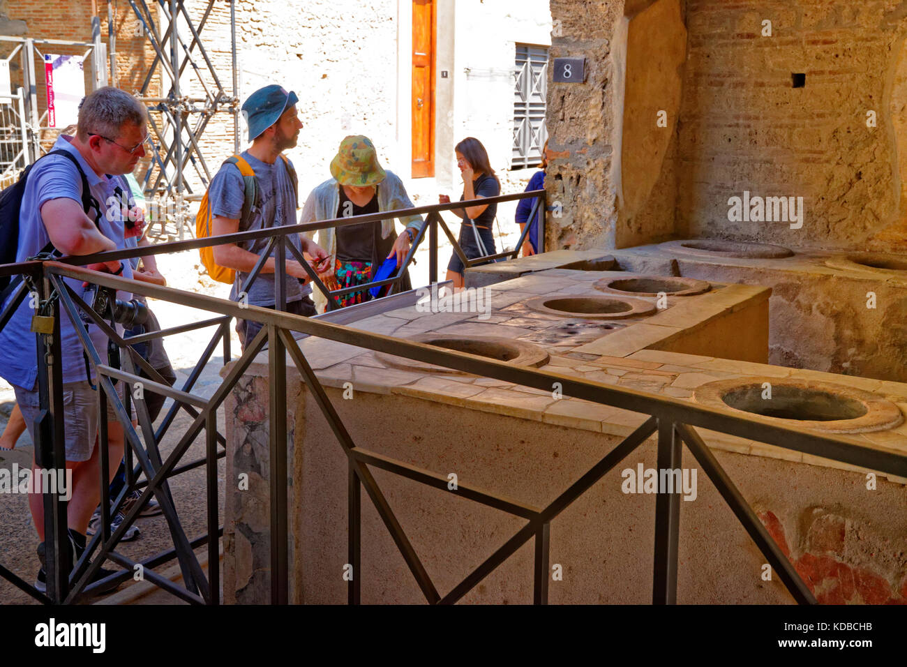 Tienda o cafetería permanece (thermopolia) en las ruinas de la ciudad romana de Pompeya Scavi en Pompeya, cerca de Nápoles, en el sur de Italia. Foto de stock