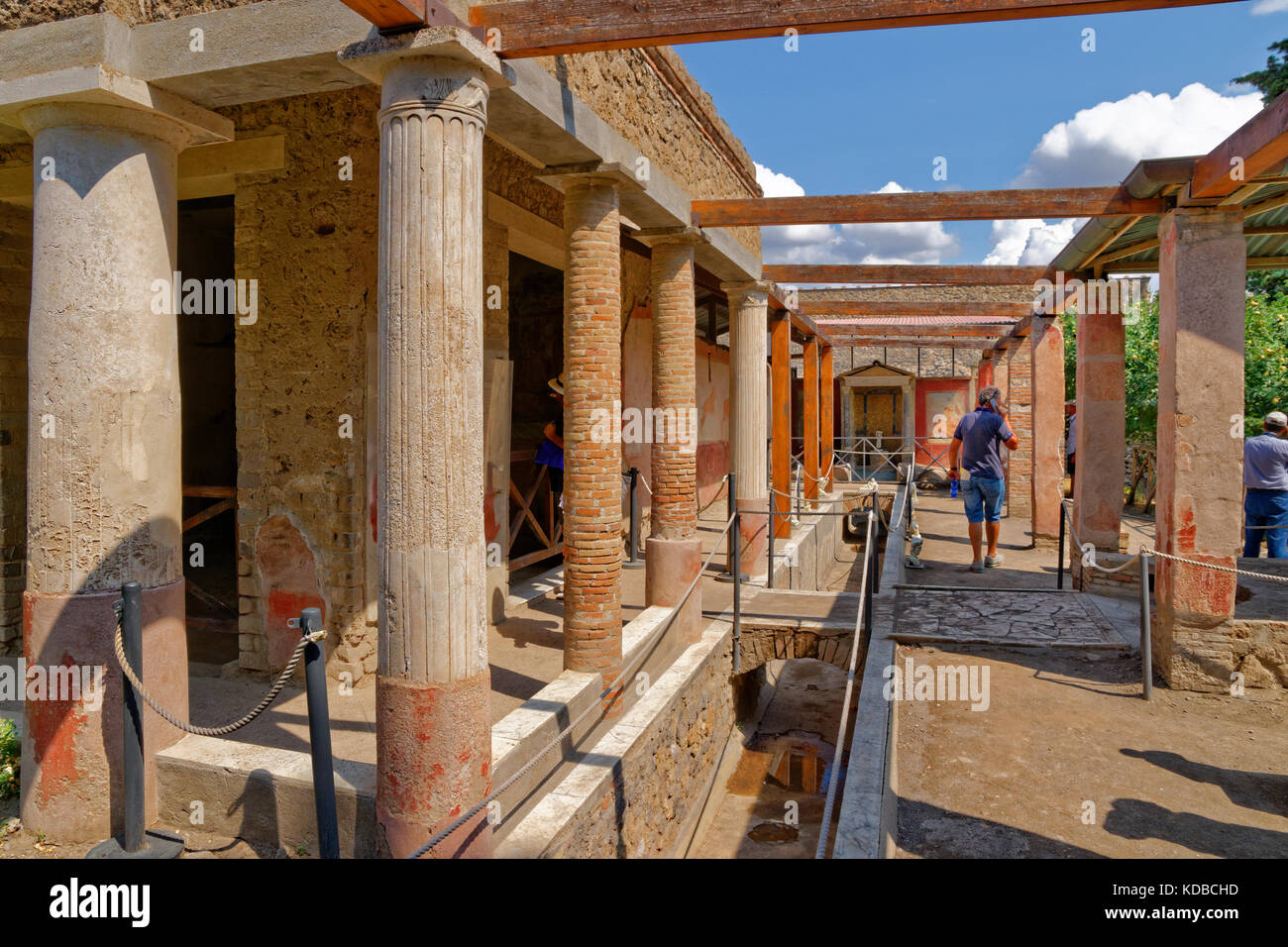 Curso de agua & exterior del Octavius Quarto house en las ruinas de la ciudad romana de Pompeya Scavi en Pompeya, cerca de Nápoles, en el sur de Italia. Foto de stock