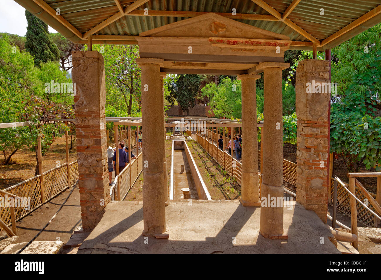 Jardín y curso de agua del Octavius Quarto house en las ruinas de la ciudad romana de Pompeya Scavi en Pompeya, cerca de Nápoles, en el sur de Italia. Foto de stock