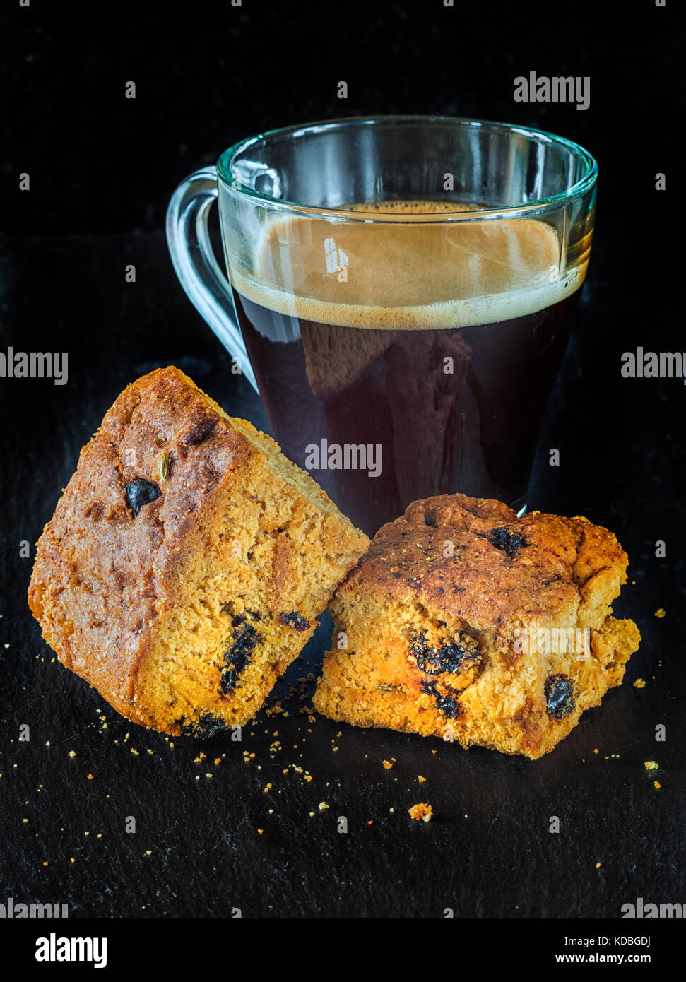 Café negro en taza de galss y 2 rusks Foto de stock