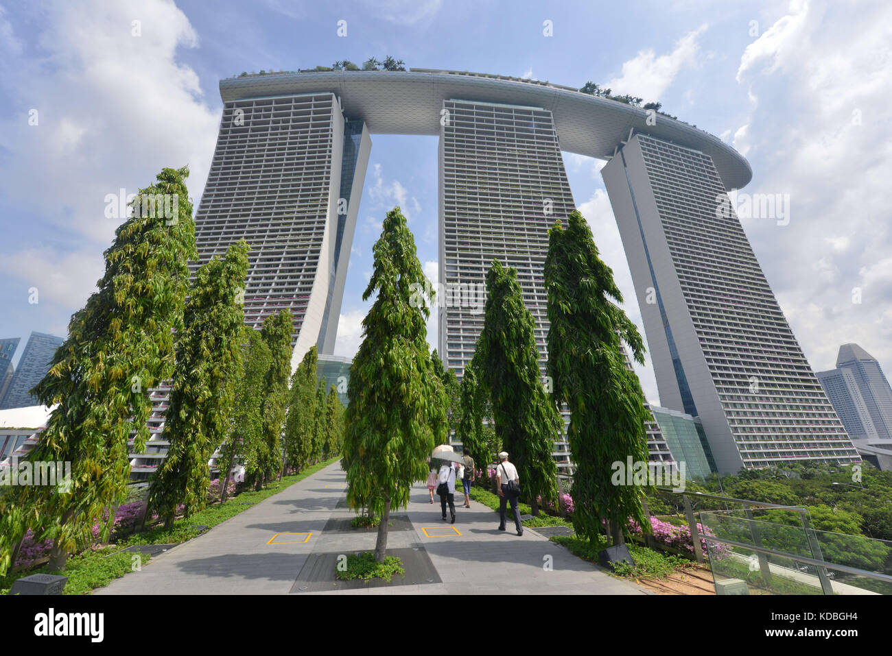 Singapur. El Marina Bay Sands, un enorme complejo hotelero con tres hoteles de 55 pisos, una terraza en la azotea que cubre una hectárea, 2.560 habitaciones, un casino y Foto de stock