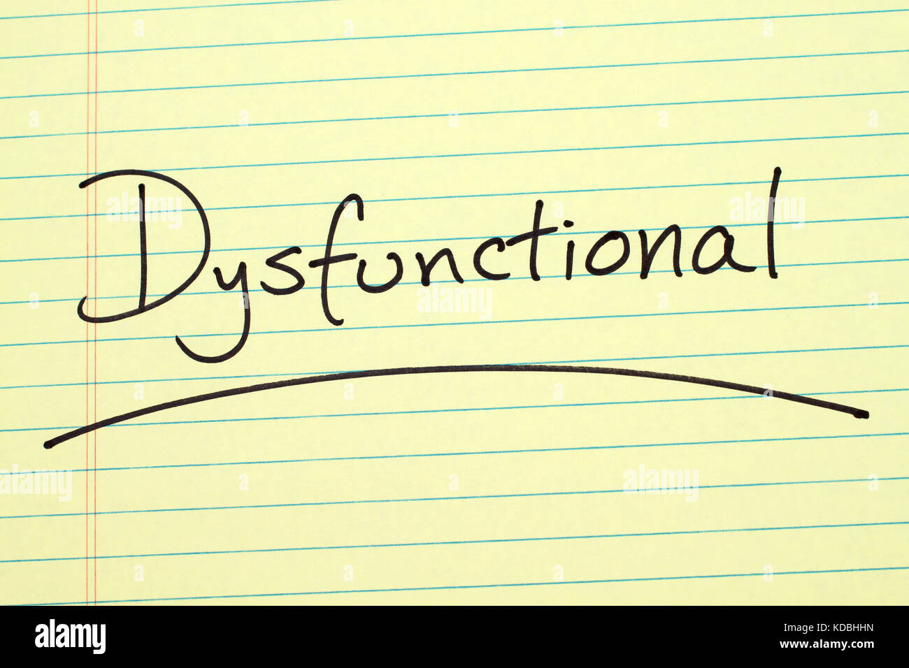 La palabra 'dysfunctional' subrayó en un bloc de notas de papel amarillo Foto de stock