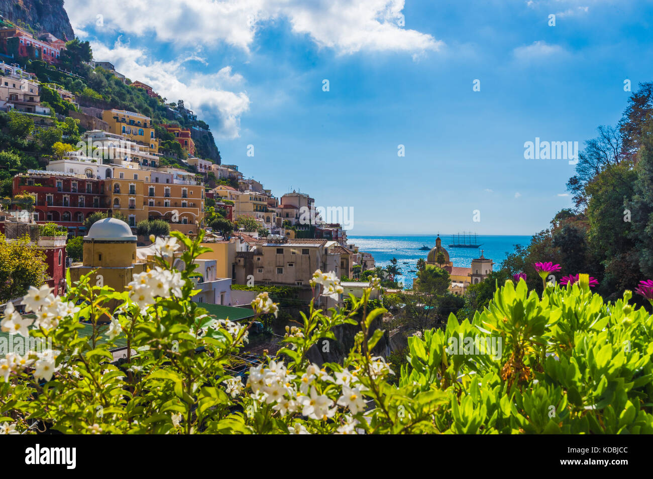 Positano (Campania, Italia) - una famosa ciudad turística de verano en el mar en el sur de Italia, en la provincia de Salerno, en la costa de Amalfi Foto de stock