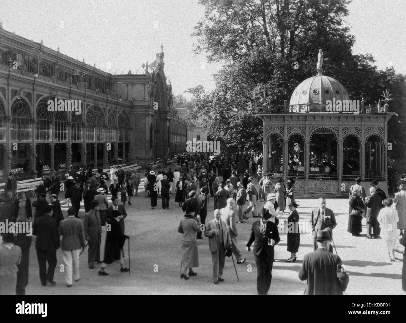 La gente llene el promenade en Marienbad (Marianske lazne) en Checoslovaquia, en 1936. Foto de stock