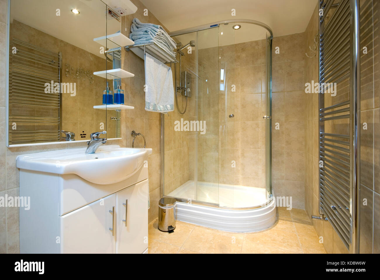 Ducha con azulejos habitación en casa de familia ejecutiva Foto de stock