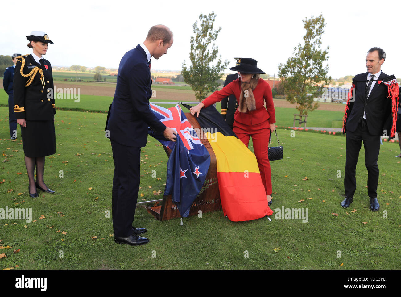 El Duque de Cambridge y la Princesa Astrid de Bélgica (derecha) desvelan una placa conmemorativa mientras asisten a la conmemoración nacional de Nueva Zelanda por la Batalla de Passchendaele en el Cementerio Tyne Cot, Bélgica. Foto de stock