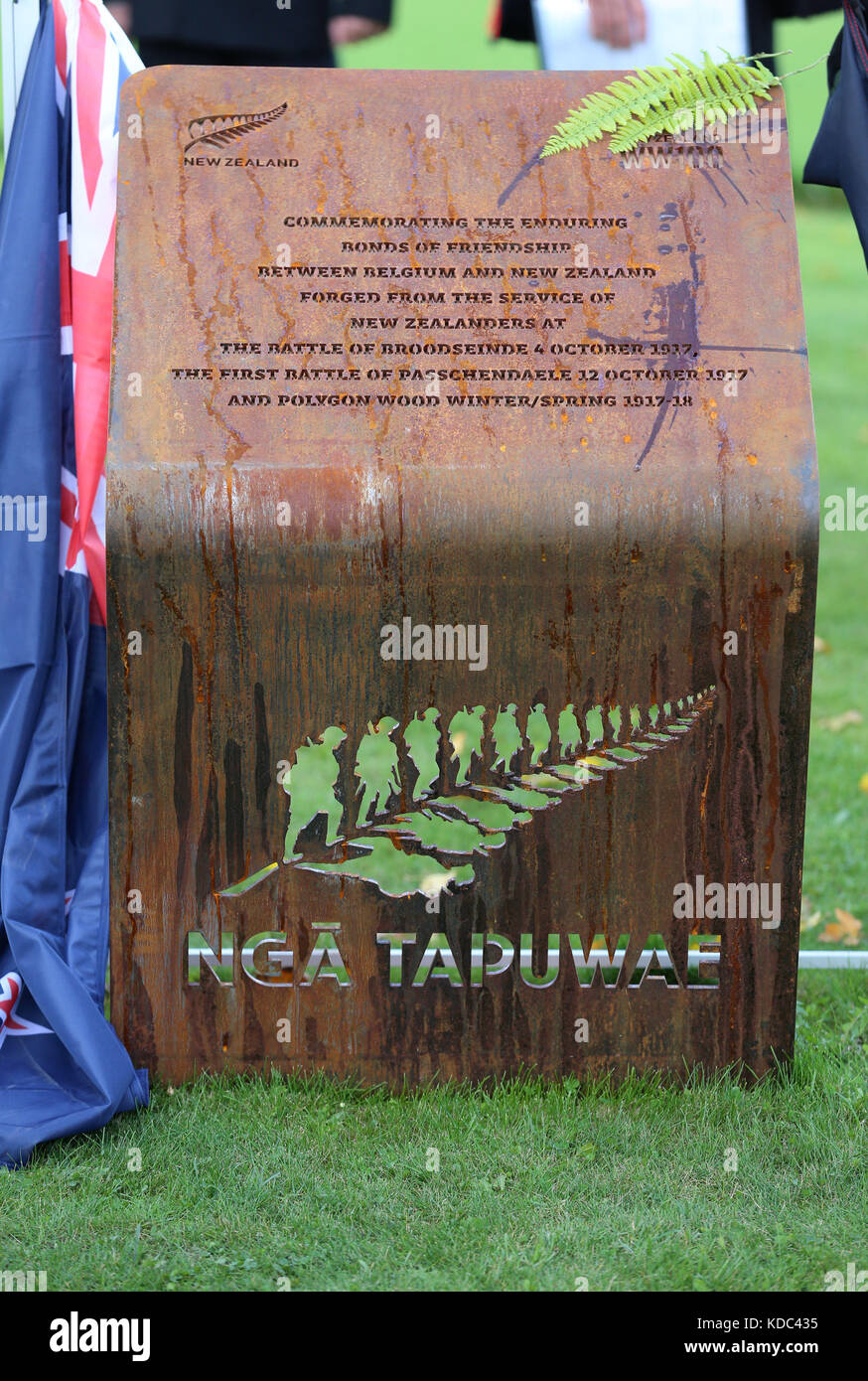 Una placa conmemorativa que se dio a conocer en la conmemoración nacional de Nueva Zelanda para la batalla de Passchendaele en el cementerio Tyne Cot, Bélgica. Foto de stock