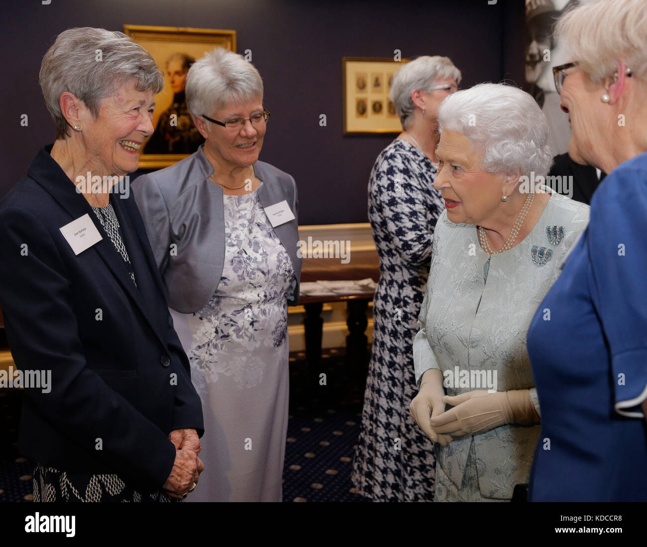 La Reina Isabel II habla con Joan Berfield, (izquierda) veterano de 96 años del Servicio Naval Real Femenino, durante una recepción en el Club del Ejército y la Marina en el centro de Londres, para conmemorar el centenario del Servicio Naval Real de la Mujer y de la Corporación del Ejército Auxiliar de la Mujer Foto de stock