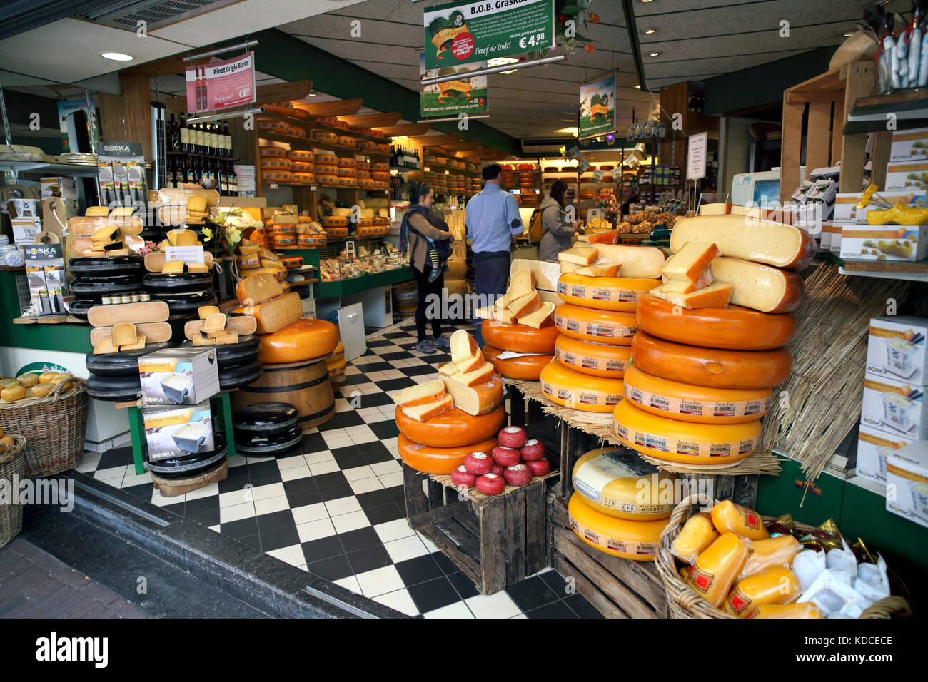 Ruedas de queso en la pantalla fuera de la tienda de quesos Tromp Kaashuis, Haarlem, Países Bajos Foto de stock