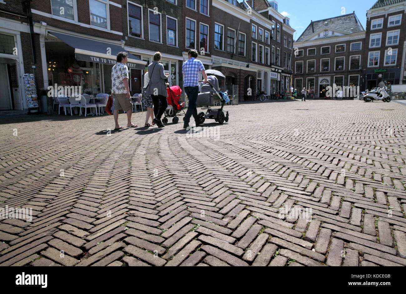Pavimento de ladrillo rojo con un diseño en espiga en Delft es peatonal de la plaza del mercado. Foto de stock