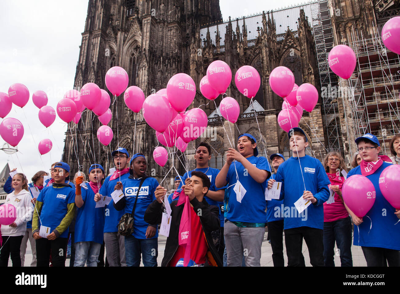 Europa, en Alemania, en Colonia, en el Día Internacional de la Niña (11 de octubre) el desarrollo independiente y plan de organización humanitaria inter Foto de stock