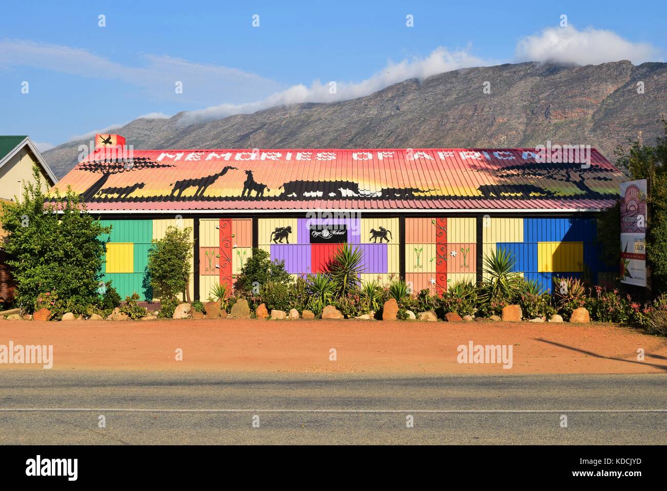 Colorida tienda decorada con la fauna africana silueta, situado en la montañosa región de Overberg y Klein Karoo, Barrydale, Garden Route de Sudáfrica Foto de stock