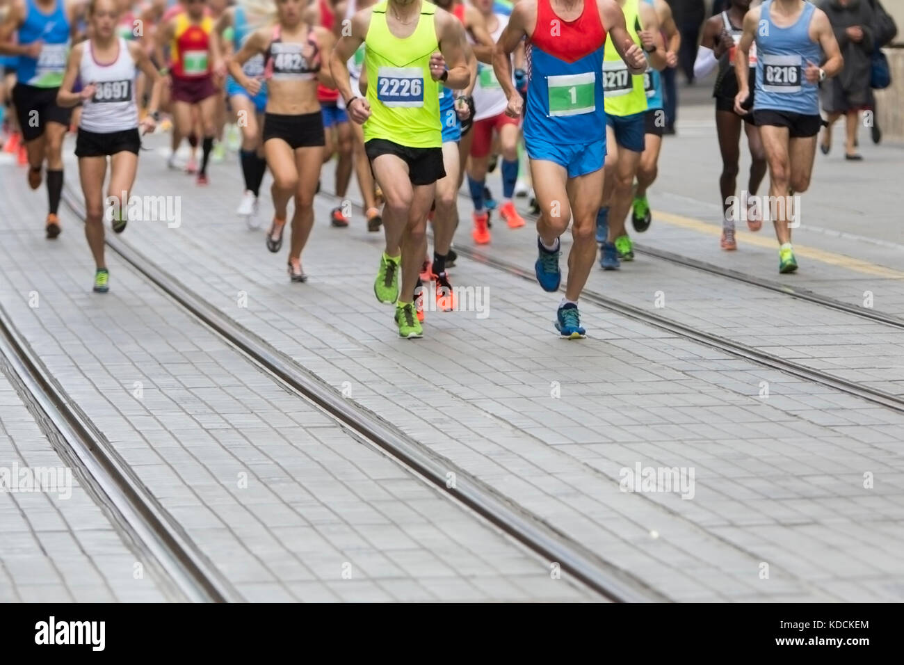 Maratón de carrera en la city road. Foto de stock