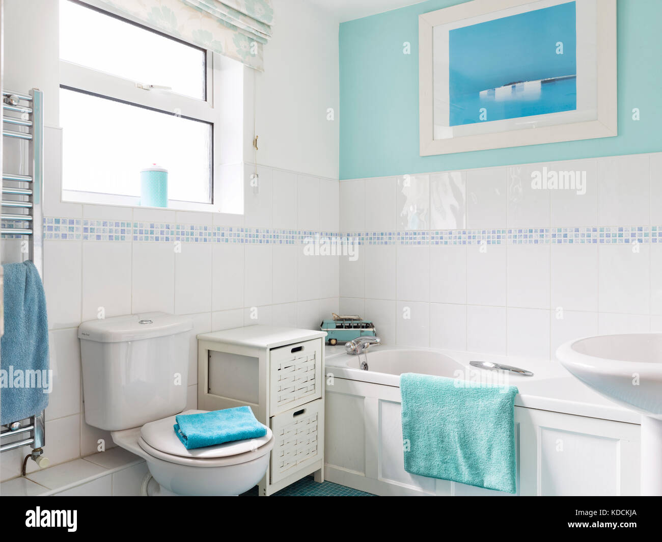 Un típico pequeño y moderno cuarto de baño familiar en un hogar medio del Reino Unido. Foto de stock