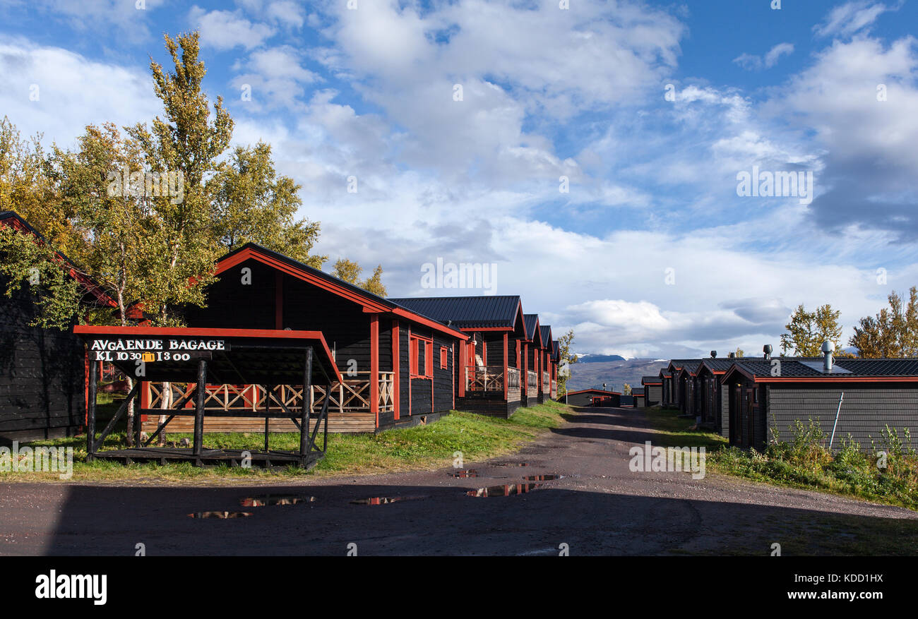 Laponia, Suecia el 11 de septiembre de 2017. Moderno, cabaña de madera, lodge cerca del hotel fjallet. Mañana soleada de otoño editorial. Foto de stock