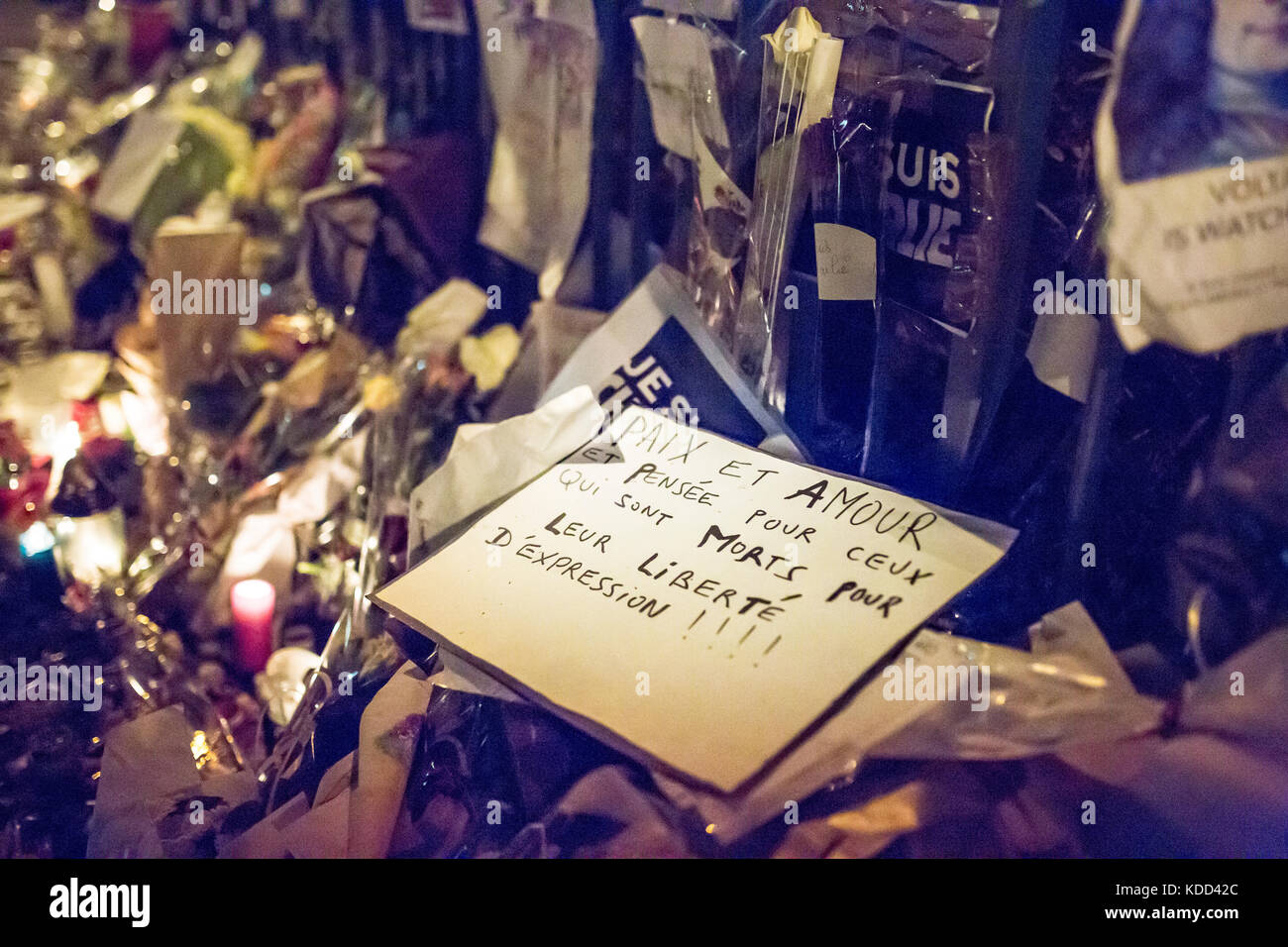 Paix et amour, de paz y de amor sobre un proyecto de ley, homenaje a las víctimas de la matanza de Charlie Hebdo en París el 7 de enero de 2015. Foto de stock