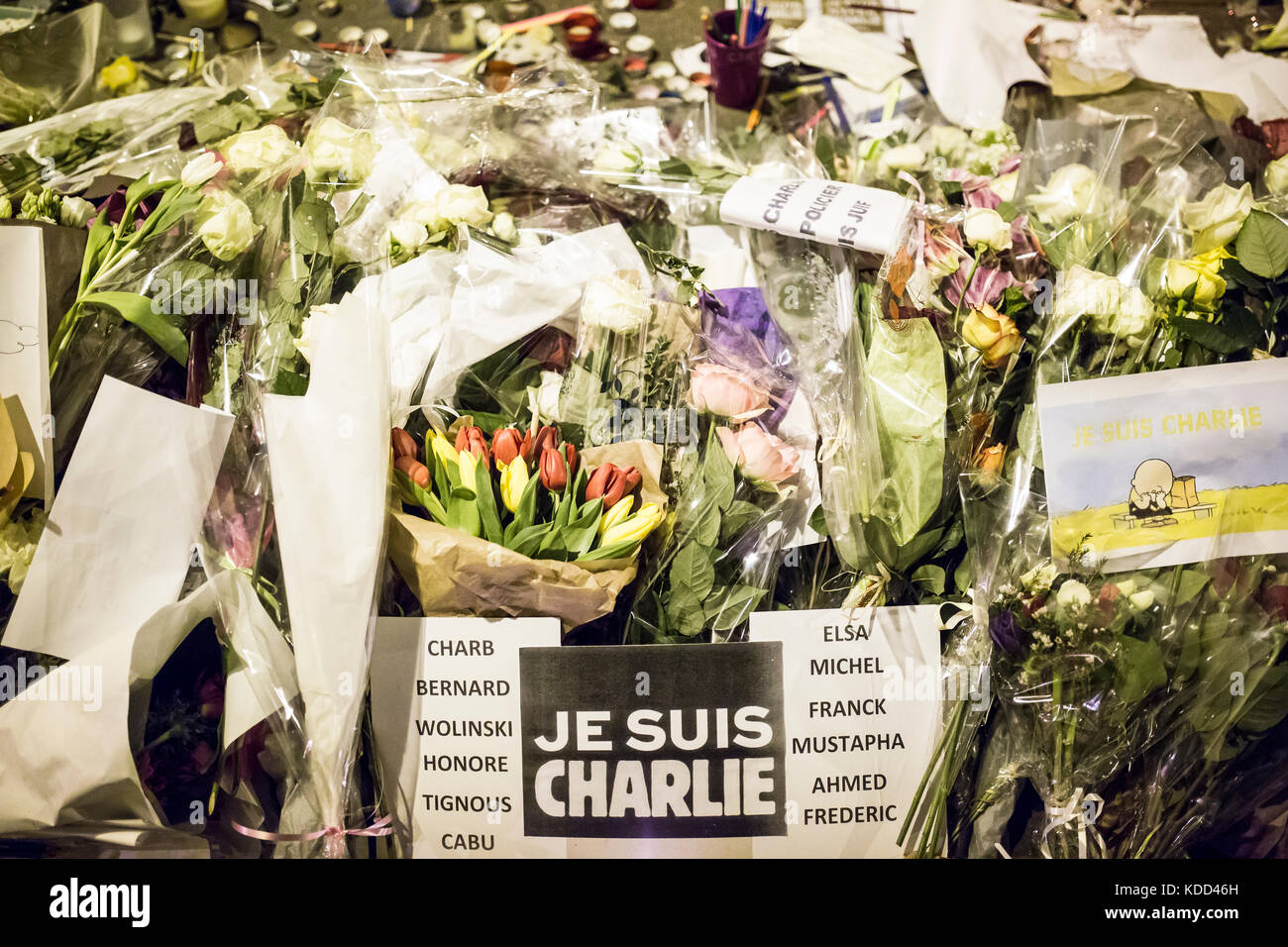 Homenaje a las víctimas de la matanza de Charlie Hebdo en París el 7 de enero de 2015: los nombres de las víctimas en una alfombra de flores Foto de stock