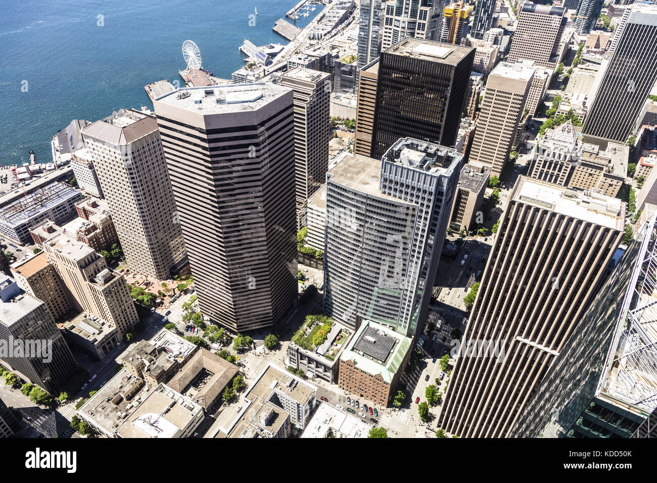 Vista aérea del distrito financiero y de negocios de Seattle en la ciudad más grande del estado de Washington, en el noroeste de los Estados Unidos. Foto de stock