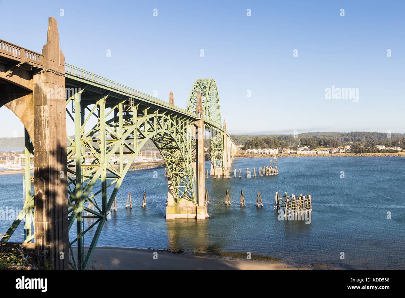 El puente de Newport, en el estado de Oregon, en la costa del Pacífico, en el noroeste de EE.UU. Esta es una parada a lo largo de la autopista 101 Foto de stock