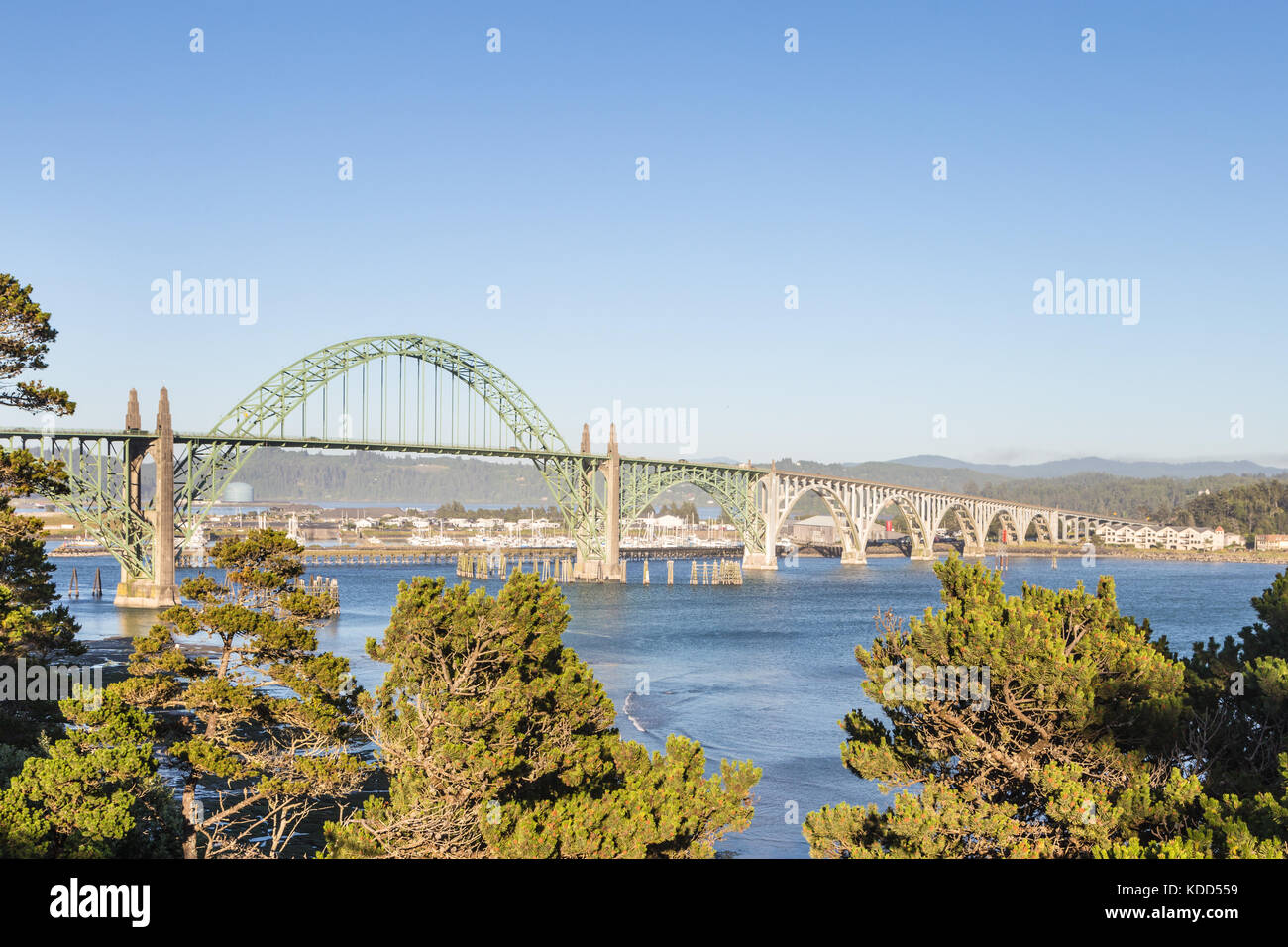 El puente de Newport, en el estado de Oregon, en la costa del Pacífico, en el noroeste de EE.UU. Esta es una parada a lo largo de la autopista 101 Foto de stock