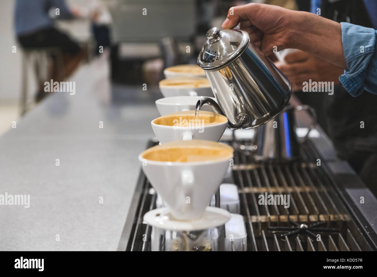 Un barista prepara el café Foto de stock