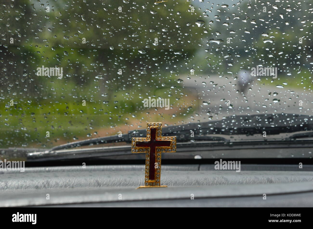 Preciosas las gotas de lluvia en el cristal del coche. Foto de stock