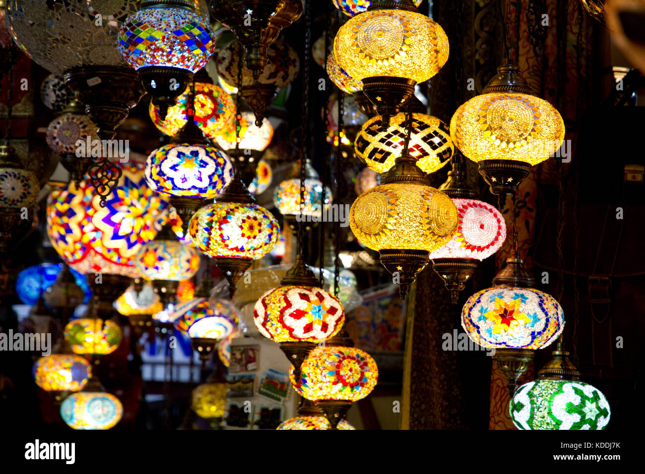 Lámparas árabe ahorcado en tienda turística en Granada Andalucía España  Fotografía de stock - Alamy