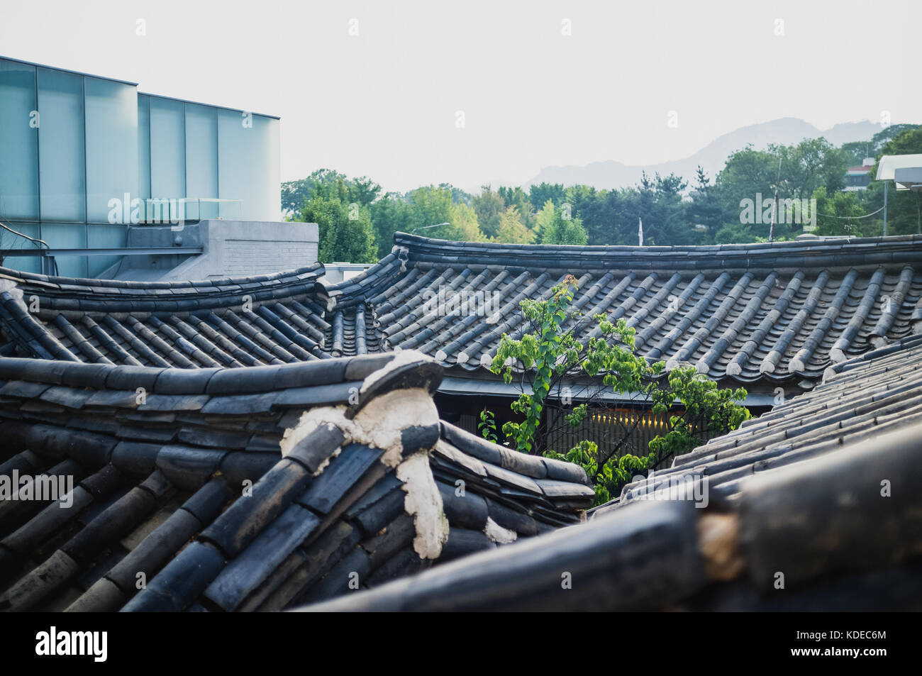 El techo de una casa hanok coreano tradicional Foto de stock