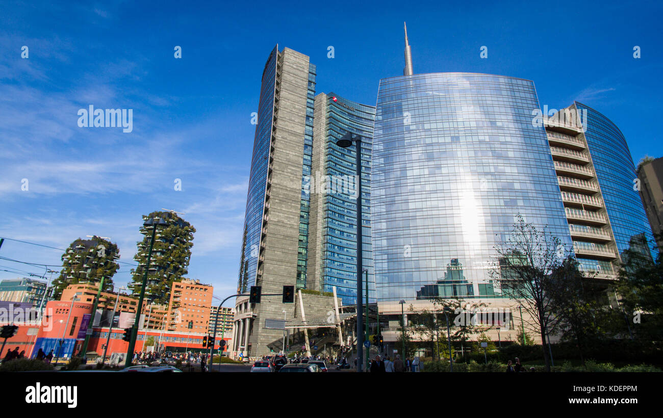 Estación Garibaldi y zona de la Torre Unicredit con bosque vertical, Milán, Italia Foto de stock