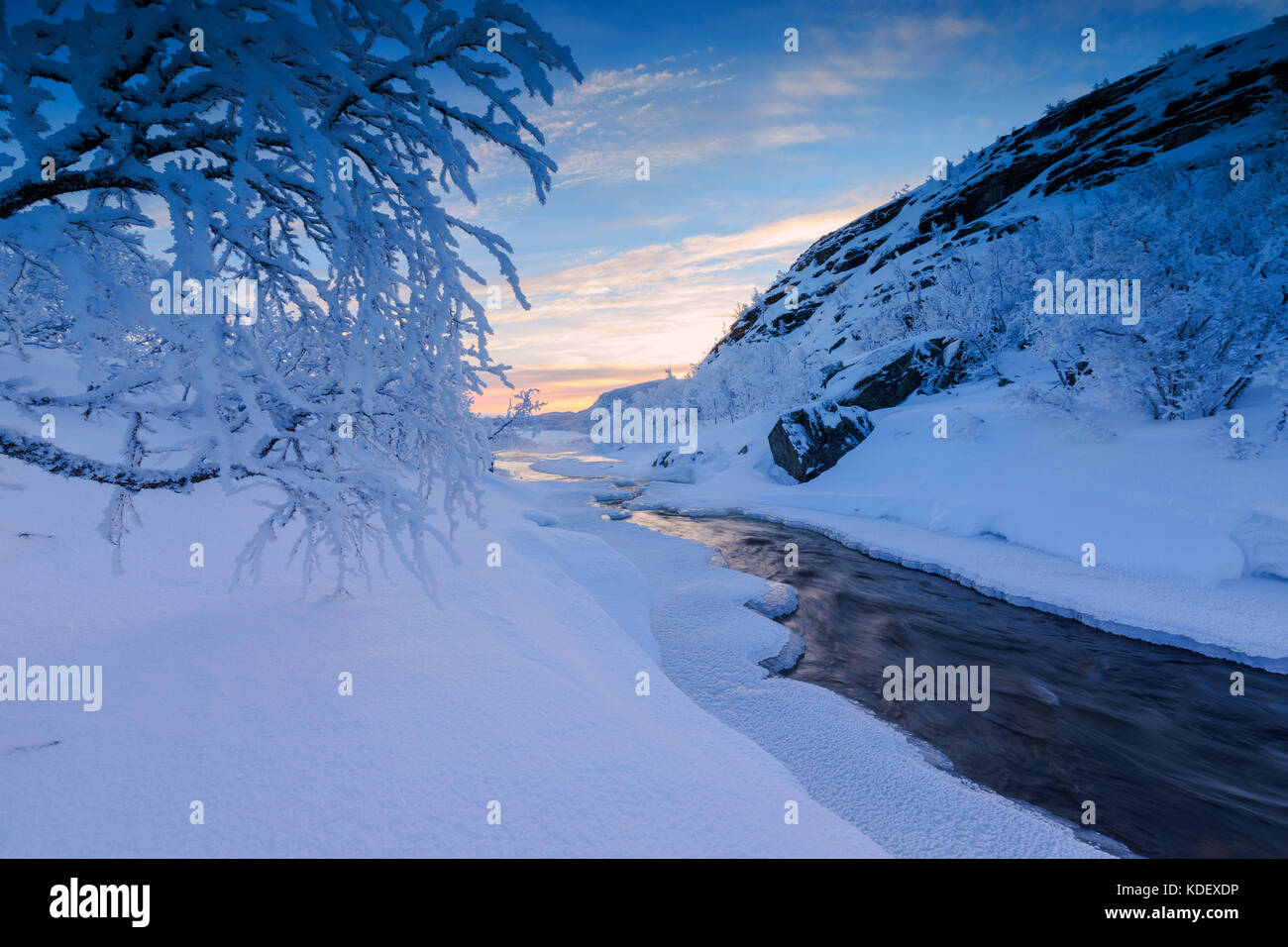 Amanecer en el río congelado, abisko, municipio de Kiruna, el condado de Norrbotten, Laponia, Suecia Foto de stock