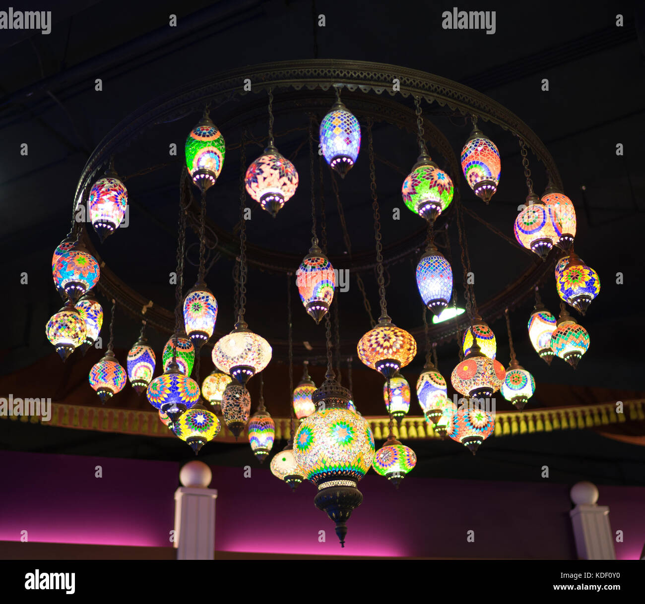 Linternas coloridas de los países árabes. Esta lámpara colgando en los centros comerciales. Foto de stock