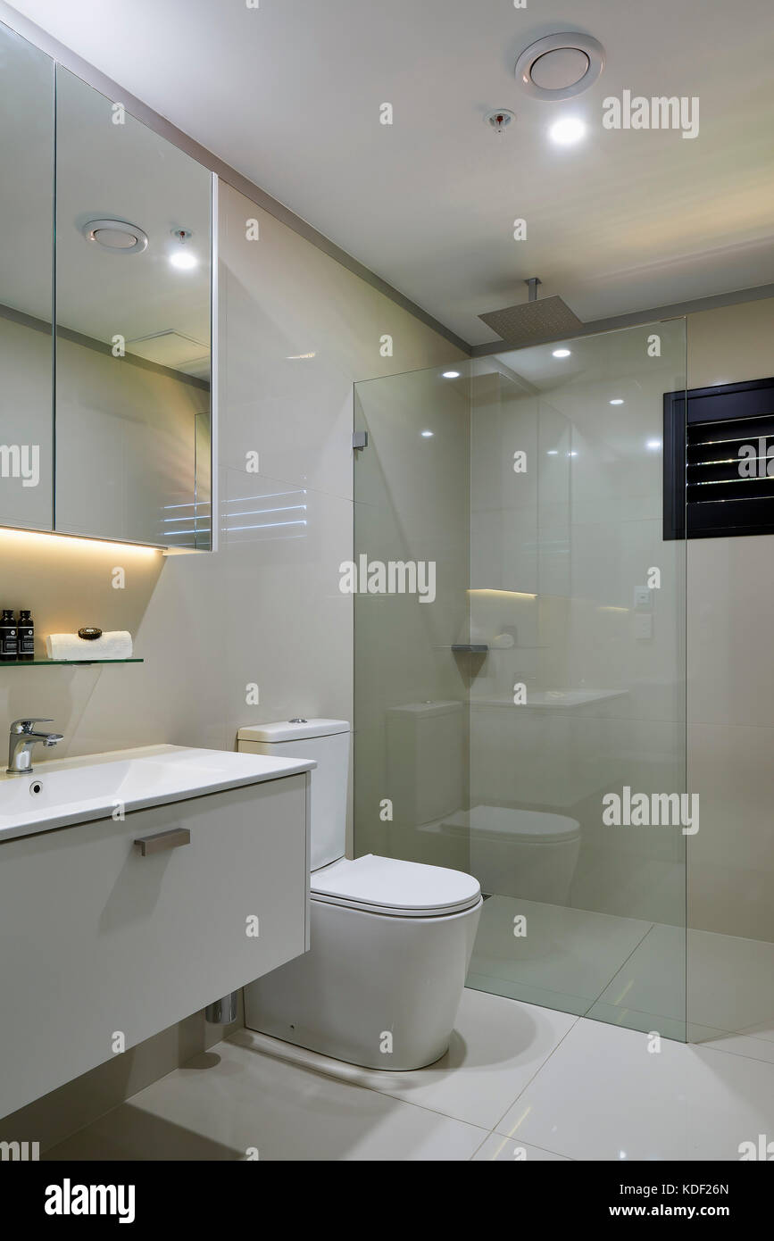 Cuarto de baño con iluminación LED de color. Buena Vida Suites ... Cuarto de baño con iluminación LED de color. Buena Vida Suites ...