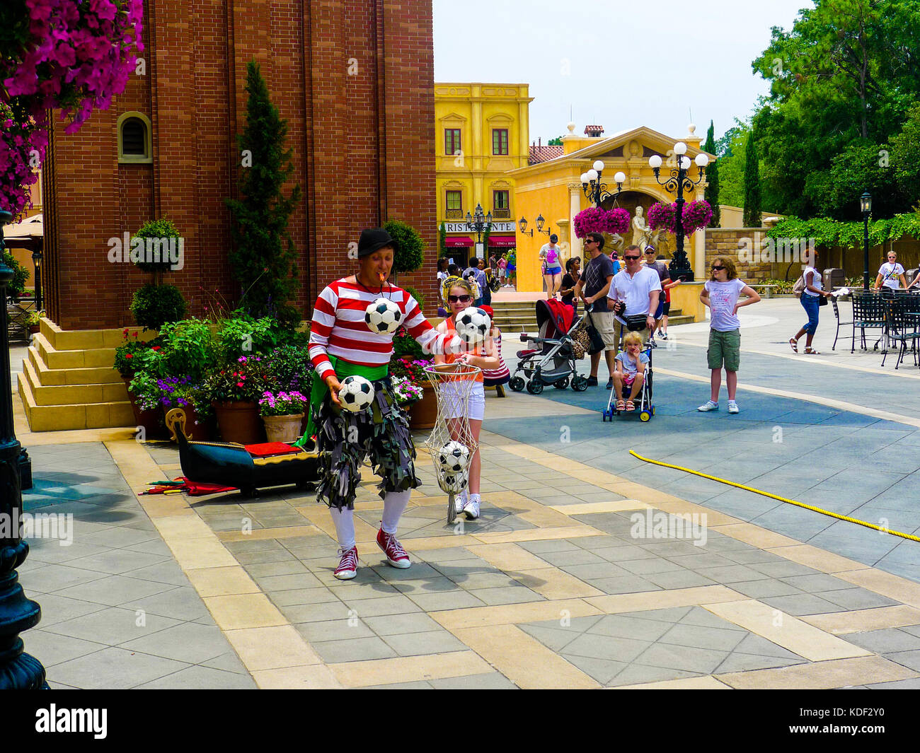 Los niños de la calle viendo ejecutante en Epcot, Disney World, Florida, EE.UU. Foto de stock