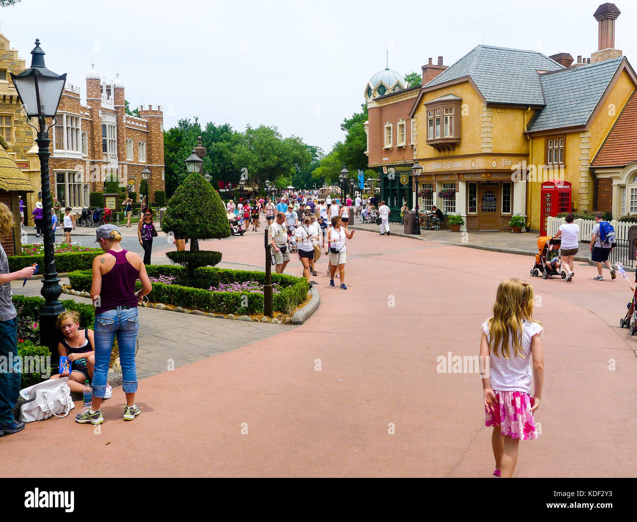 Personas caminando temprano en la mañana en Epcot, Disney World, Florida, EE.UU. Foto de stock