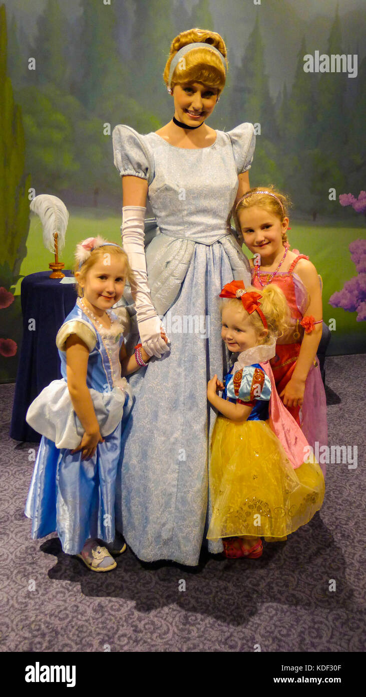 Cinderella children fotografías e imágenes de alta resolución - Alamy